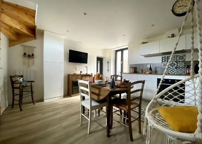 Croissant De Lune #2 - Old Town Daire Bayeux