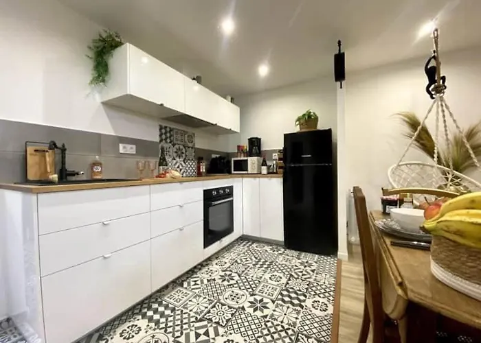 Croissant De Lune #2 - Old Town Daire Bayeux